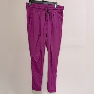 Lululemon Magenta Jogger Pants Size 6-8 Fair Condition. Size tag missing.